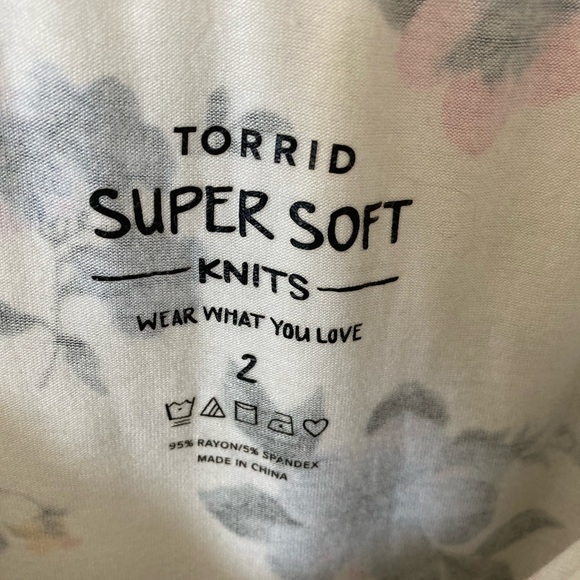 TORRID super soft knits cold shoulder blouse chemise tank top size 2 floral - Picture 2 of 8